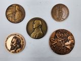 quatre types de pièces différents sont présentés sur une surface blanche