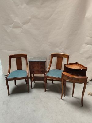 trois chaises et une table dans une pièce avec un fond blanc