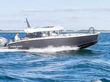 un bateau noir qui descend le long de l'eau