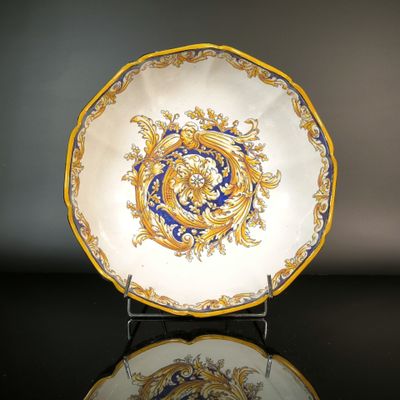une assiette ornée d'un motif doré et bleu