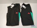 un pantalon noir et vert orné de logos rouges