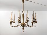 gros plan d'un lustre suspendu au plafond