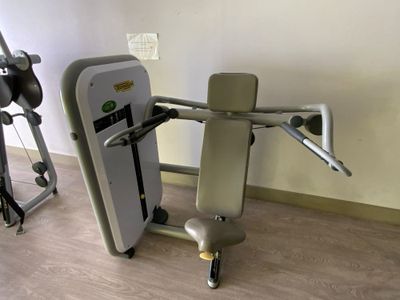 une machine posée sur le sol de la pièce