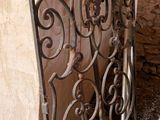 un portail métallique situé à l'extérieur d'un bâtiment