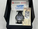 une montre dans une boîte contenant un ticket