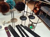 une table sur laquelle sont posés divers objets, dans une pièce