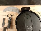 un robot noir posé sur une table en bois