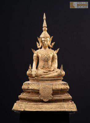 une image représentant une statue d'une personne assise sur une table