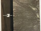 une image représentant un livre avec une couverture noire et une couverture marron