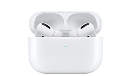 des AirPods d'Apple avec leur boîtier de recharge posés sur une surface blanche