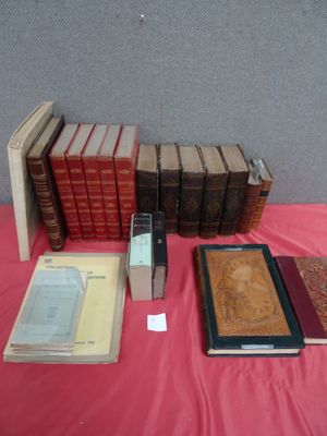 beaucoup de livres posés sur une table recouverte d'une nappe rouge