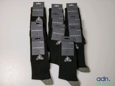trois paires de chaussettes noires ornées de logos noirs et blancs