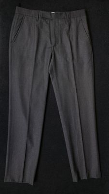 un pantalon noir sur fond noir