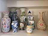 de nombreux vases posés ensemble sur une étagère