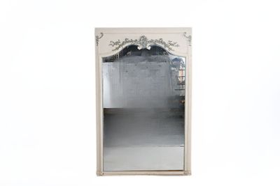 un miroir accroché au mur