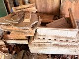 de nombreux morceaux de bois empilés les uns sur les autres