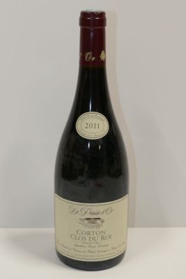 une bouteille de vin posée sur une table