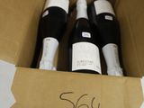 trois bouteilles de vin dans un coffret sur une table