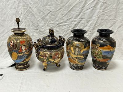 trois vases sont alignés les uns à côté des autres sur une surface blanche