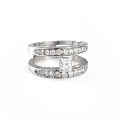 gros plan d'une bague en diamant sur fond blanc
