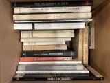 plusieurs livres empilés dans une boîte