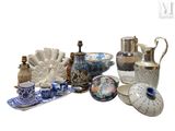 nombreux types de vases et de plats sur la table