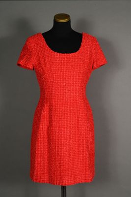 CHANEL boutique. Robe courte en tweed rouge corail, décollet…