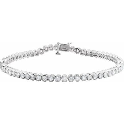 un bracelet de tennis en diamants sur fond blanc