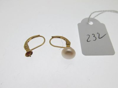 une paire de boucles d'oreilles en or avec des perles et une étiquette de prix