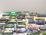 de nombreux types de trains miniatures posés sur une table