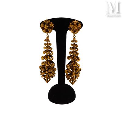 gros plan d'une paire de boucles d'oreilles sur un support
