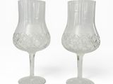 une paire de verres en cristal taillé sur fond blanc