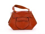 sac à main en cuir sur fond blanc, avec une anse en cuir marron
