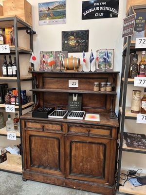 une vitrine en bois au milieu d'un magasin