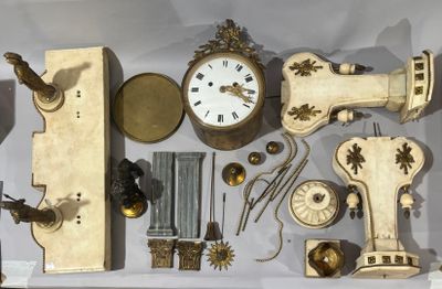 de nombreux types d'horloges exposés dans une vitrine