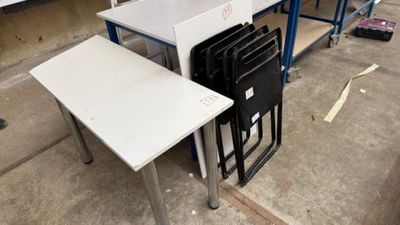 Ensemble de quatre chaises pliantes noires