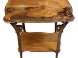 une image représentant une table en bois ornée d'un motif d'oiseau