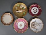 quatre assiettes ornées de motifs différents, posées sur un fond gris