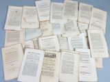 une pile de vieux livres sur une table
