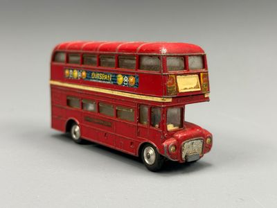 un bus rouge à deux étages posé sur une table