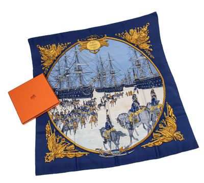 une écharpe bleue sur laquelle sont représentés un bateau et des personnes