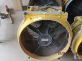 deux ventilateurs industriels jaunes posés l'un à côté de l'autre sur le sol