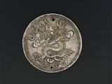 un gros plan d'une pièce d'argent sur laquelle figure un dragon