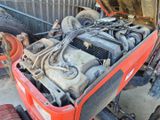 un camion rouge avec un gros moteur à l'arrière