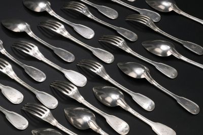 beaucoup de cuillères et de fourchettes en argent sur une table