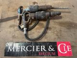 une photo d'un pistolet à eau et d'un panneau posé par terre