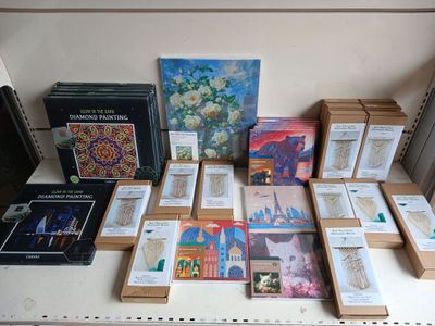 de nombreux livres sur une étagère posée sur la table