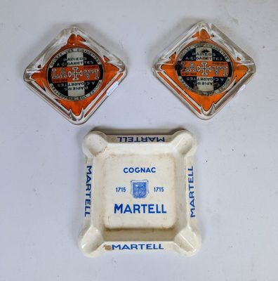 trois cendriers de forme carrée, ornés d'étiquettes orange et bleues