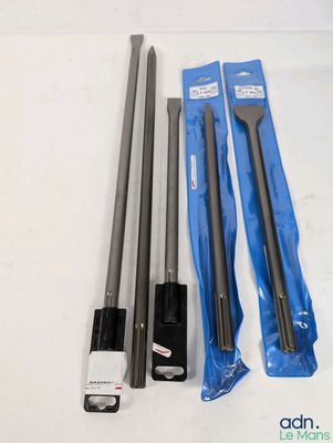 trois outils différents posés sur une table