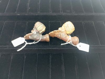 deux coquillages posés sur une étagère